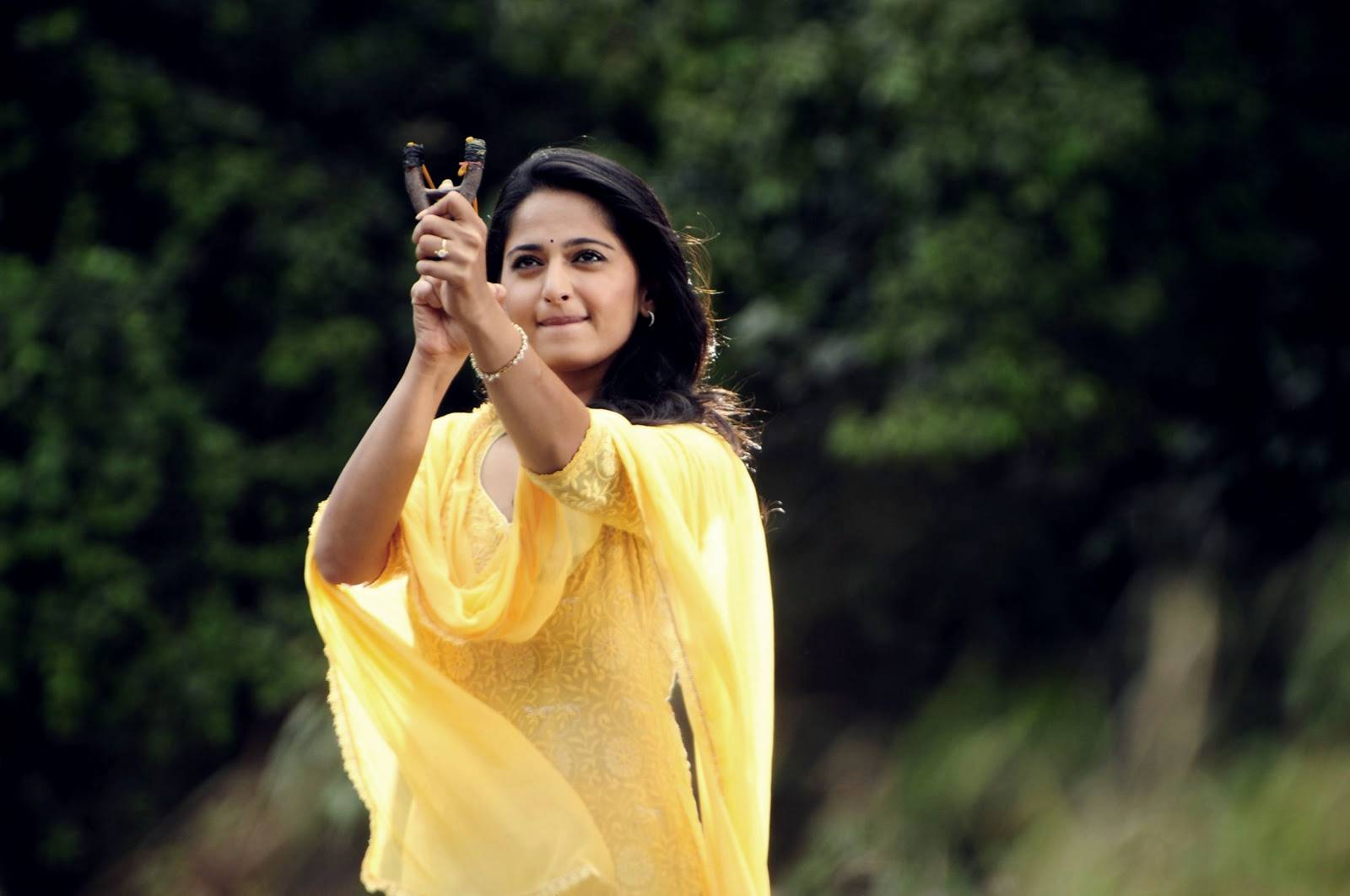 Anushka in Alex Pandian