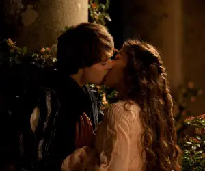 Romeo and Juliet (2013) Kiss