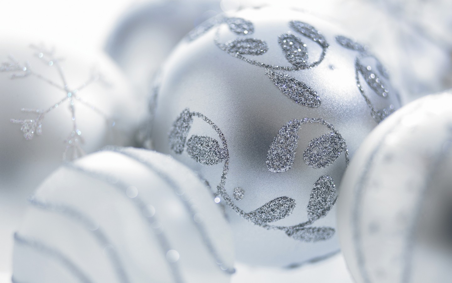 Christmas Ornaments Wallpapers