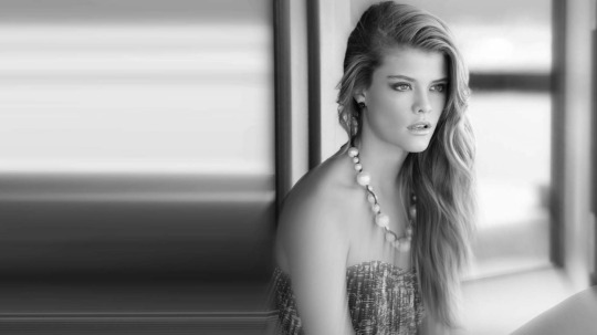 Beautiful-Nina-Agdal-HD-Wallpaper