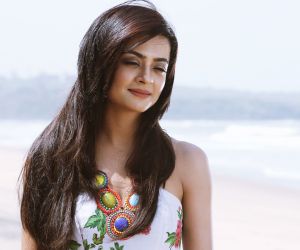 Surveen Chawla HD Wallpapers